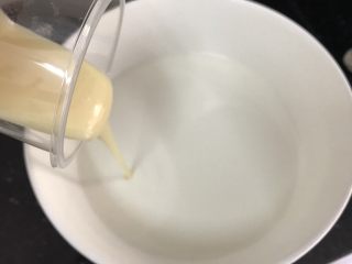 13、五彩冰皮月饼（附奶黄馅做法）,加入炼奶