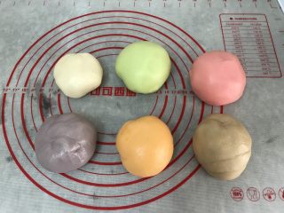 22、五彩冰皮月饼（附奶黄馅做法）,再揉搓均匀成有颜色的团子
