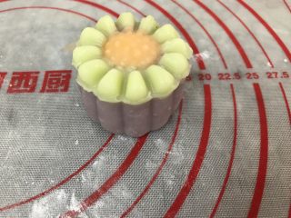 32、五彩冰皮月饼（附奶黄馅做法）,压模，ok