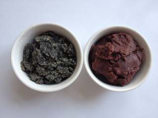 1、元宵节-四喜汤圆,黑芝麻花生馅：将炒熟的黑芝麻和花生（去皮）打碎，再加入绵白糖混合均匀，最后倒入熬好的猪油拌匀，放入冰箱冷藏成固体就可以了（所用的食材全都1：1即可）；还有红豆沙馅，如果自己做嫌麻烦，可以在超市买到