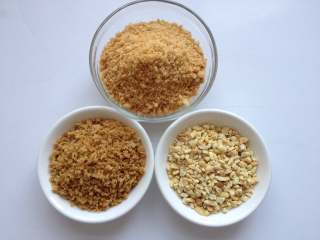 3、元宵节-四喜汤圆,分别将它们碾压碎，花生碾压成粗颗粒，不要太碎，这样口感更佳