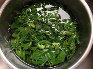 6、元宵节-四喜汤圆,荠菜馅的做法：荠菜清洗干净，焯水后放入冷水中过凉