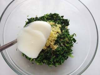 8、元宵节-四喜汤圆,调入2g盐、5g姜末、1g糖、20g猪油和少许的鸡精