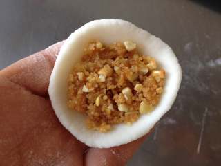 13、元宵节-四喜汤圆,取一小块面团，用手捏成小碗状，放入馅料