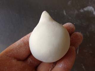 14、元宵节-四喜汤圆,封口后搓圆，并用虎口搓出个小尾巴（便于各种馅料的区分）