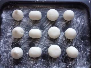 15、元宵节-四喜汤圆,其它馅料也依次包好，放入撒了糯米粉的盘中，为了便于识别，我做了不同形状的圆子：桃酥馅的是带小尾巴的，荠菜馅的是椭圆形的，红豆沙馅的是小圆饼形的，黑芝麻花生馅的是圆形的