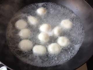 16、元宵节-四喜汤圆,锅中倒入较多的水，大火将水烧开后下入汤圆，等再次开锅后转中火，煮至汤圆全都浮起，再煮一会就可以关火捞出（煮制期间要不时的晃动一下锅体，以免粘锅）