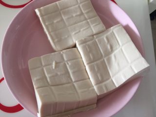 1、吃豆腐+酸辣腐方鸡丁,豆腐买回来后冲洗一下,沥干水