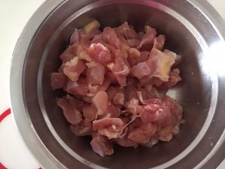 3、吃豆腐+酸辣腐方鸡丁,鸡腿肉洗干净沥干水,切丁