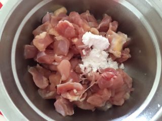 4、吃豆腐+酸辣腐方鸡丁,加入玉米淀粉