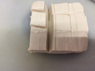 7、吃豆腐+酸辣腐方鸡丁,豆腐腌制一小时出水后把水沥干,切成1.5cm大小的方块