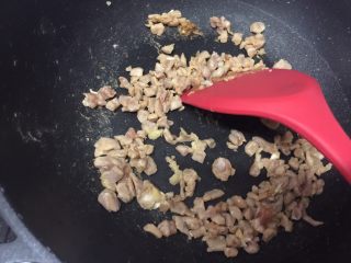 13、吃豆腐+酸辣腐方鸡丁,翻炒至5成熟捞起备用