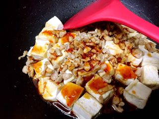 18、吃豆腐+酸辣腐方鸡丁,均匀地倒入酸辣酱汁