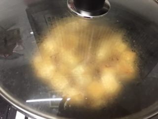 20、吃豆腐+酸辣腐方鸡丁,转中小火,盖上锅盖焖煮3分钟即可