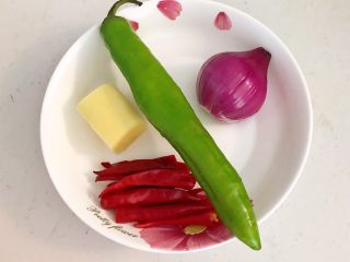 1、干锅基围虾,准备辅料：紫皮小圆葱，尖椒，鲜姜和小米辣