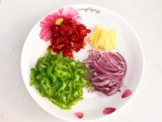 2、干锅基围虾,把紫皮圆葱，尖椒和鲜姜切成丝，小米辣切成丁