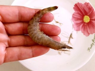 4、干锅基围虾,剪去虾须和虾脚