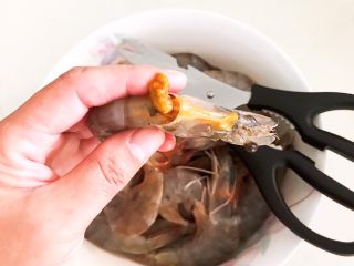 5、干锅基围虾,虾脑含铅量较大，挤出丢掉