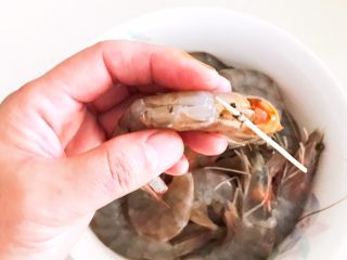 6、干锅基围虾,挑出虾线