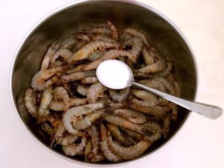 8、干锅基围虾,加入精盐