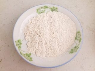 11、干锅基围虾,普通面粉放入盘里