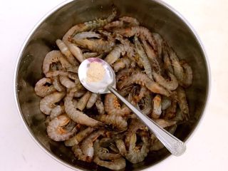 9、干锅基围虾,撒上白胡椒粉