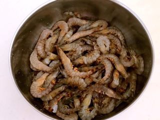 10、干锅基围虾,调匀后腌制入味20分钟