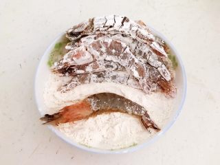 12、干锅基围虾,去一只腌制入味的基围虾放入面粉中打个滚，让基围虾均匀的裹上一层薄薄的面粉