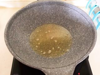 13、干锅基围虾,炒锅烧热后加入玉米油