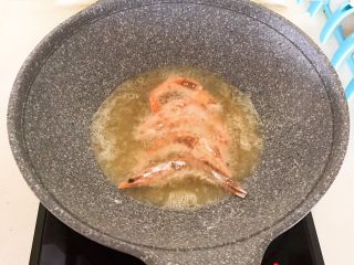 14、干锅基围虾,油温6分热的时候加入裹上面粉的基围虾