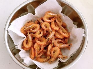 16、干锅基围虾,把基围虾捞出来