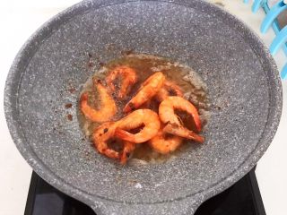 18、干锅基围虾,再把炸好的基围虾放入油锅二次复炸