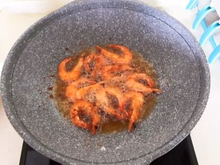 19、干锅基围虾,炸至基围虾表皮酥脆