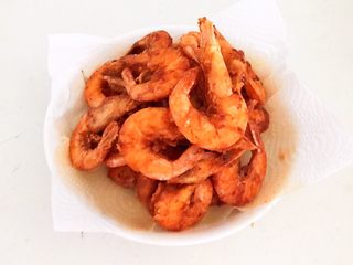 20、干锅基围虾,把基围虾捞出来