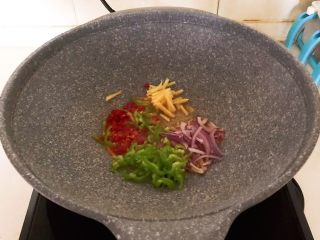 22、干锅基围虾,油烧热后加入圆葱，尖椒，姜丝和小米辣