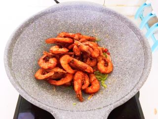 24、干锅基围虾,加入基围虾