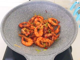 25、干锅基围虾,翻炒均匀即可