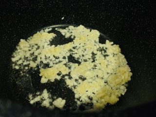 13、蒜蓉粉丝蒸生蚝,大火先热锅；