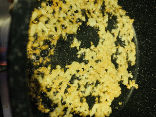 14、蒜蓉粉丝蒸生蚝,炒一会，转小火慢炒，避免糊锅；