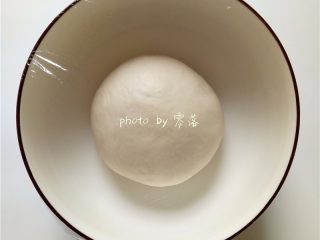 2、虾仁披萨,揉好的面团，覆盖上保鲜膜，放在温暖湿润处发酵至两倍大；