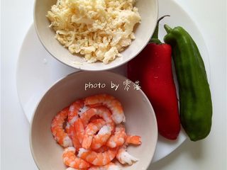 3、虾仁披萨,虾仁去壳，虾肠，洗净；马苏里拉芝士刨丝；甜椒，青椒洗净；