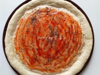 10、虾仁披萨,撒上适量罗勒，黑胡椒粉；