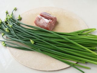 1、韭花炒肉丝,准备食材；