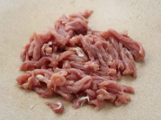2、韭花炒肉丝,里脊肉切成丝；