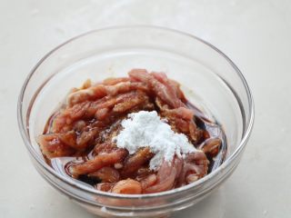 3、韭花炒肉丝,放入碗里，放1生抽、1老抽、适量盐、2勺淀粉 、适量的色拉油；