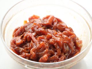 4、韭花炒肉丝,顺时针拌均匀，腌渍15分钟左右；