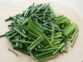 5、韭花炒肉丝,韭菜黄洗净切段；