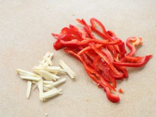 6、韭花炒肉丝,可以搭配些红椒丝，大蒜切成丝；