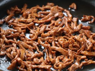 7、韭花炒肉丝,锅内放适量的色拉油，放入肉丝翻炒至变色盛出备用；