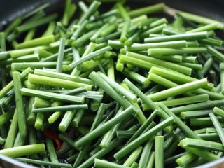 9、韭花炒肉丝,加入韭菜黄翻炒均匀，加入1勺盐翻炒至变色；